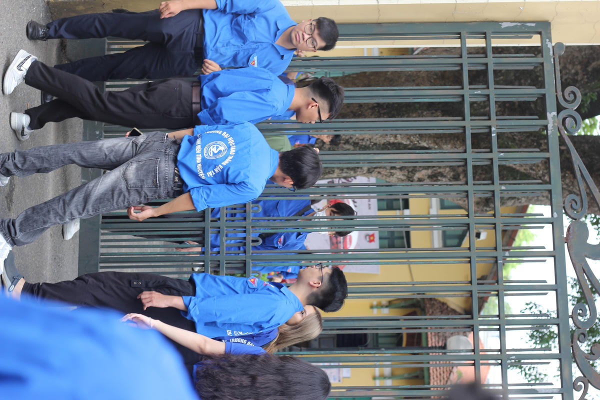 Các tình nguyện viên có mặt tại cổng trường thi từ lúc 5 rưỡi sáng. Ảnh: Ngọc Ánh.  