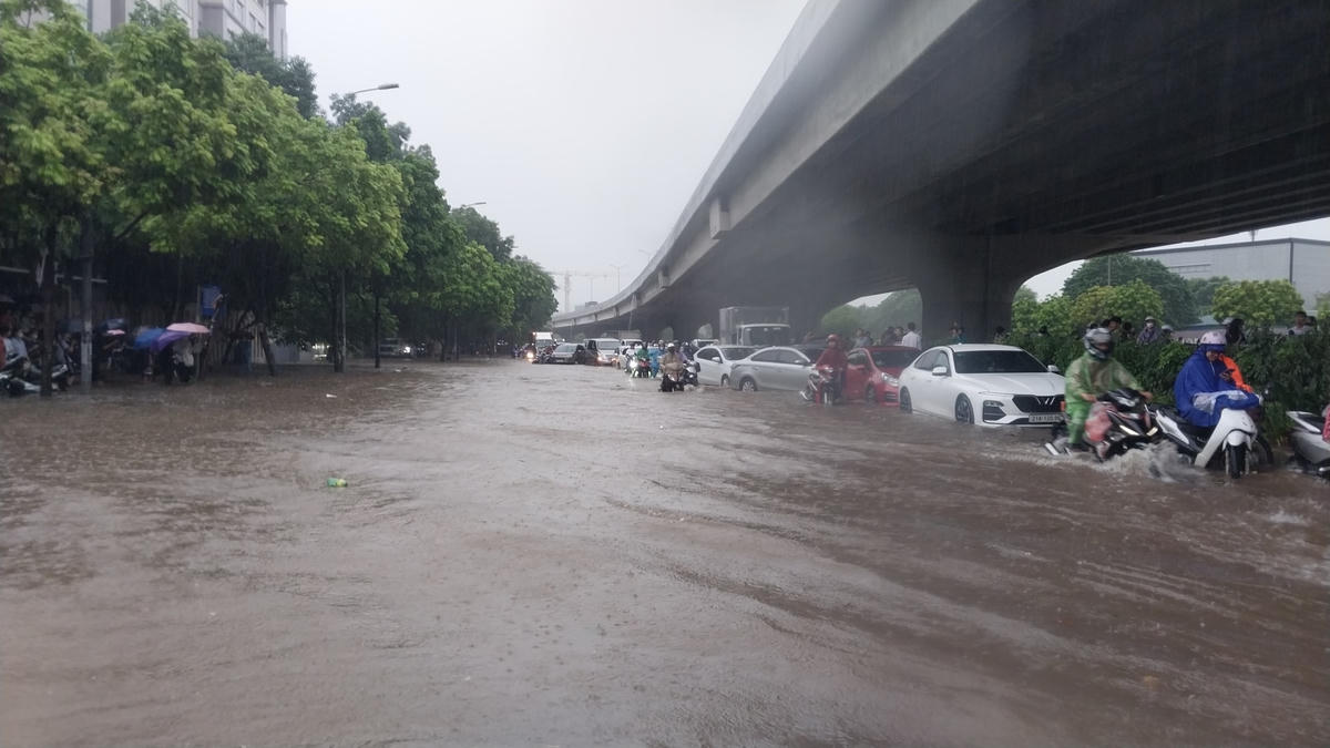 Hà Nội: Sau cơn mưa lớn, một số đường phố thành sông