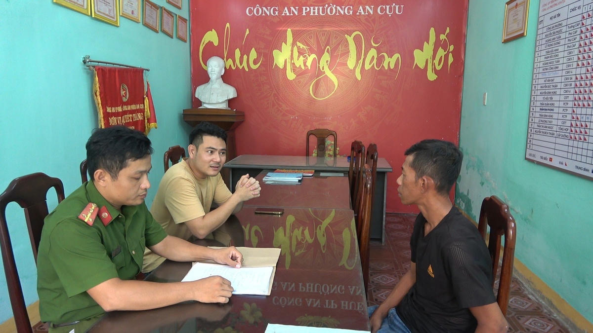 Đối tượng Phan Văn Tý tại cơ qua Công an.