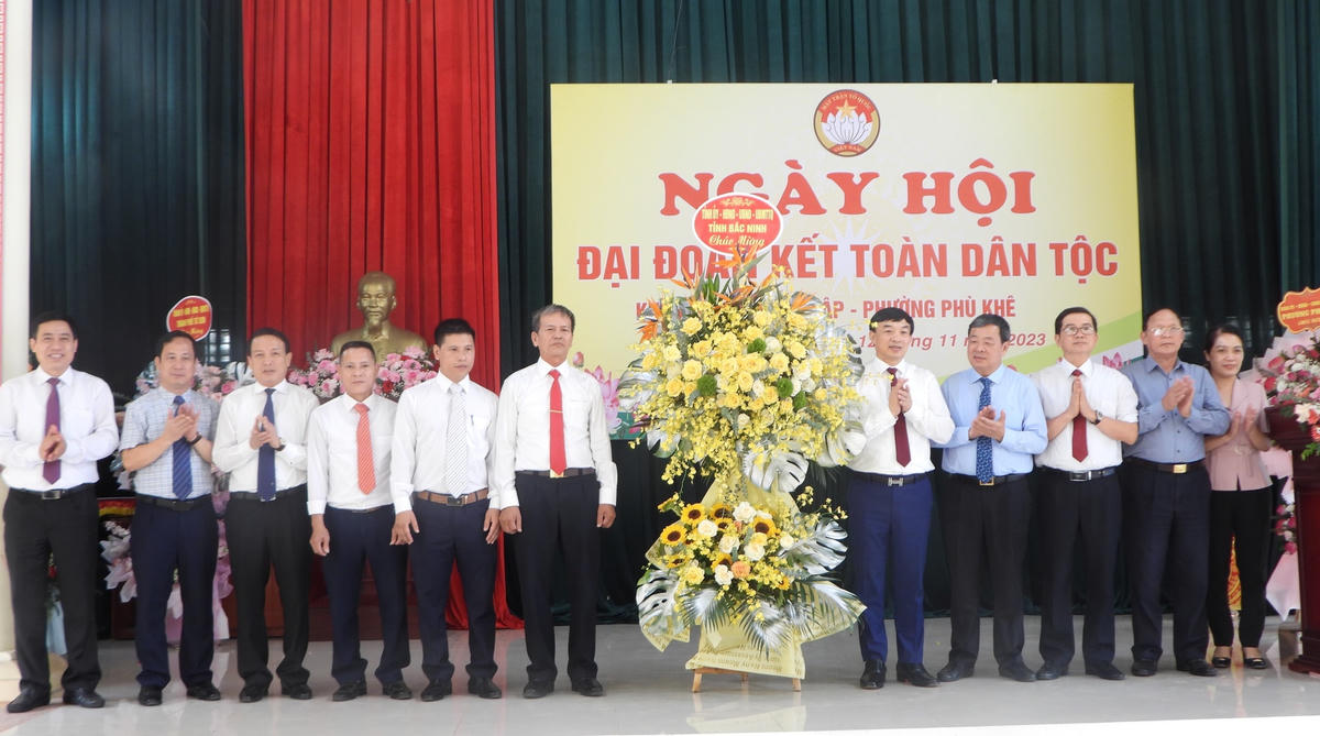 Lãnh đạo Ủy ban MTTQ tỉnh Bắc Ninh tặng hoa chúc mừng khu phố Nghĩa Lập.