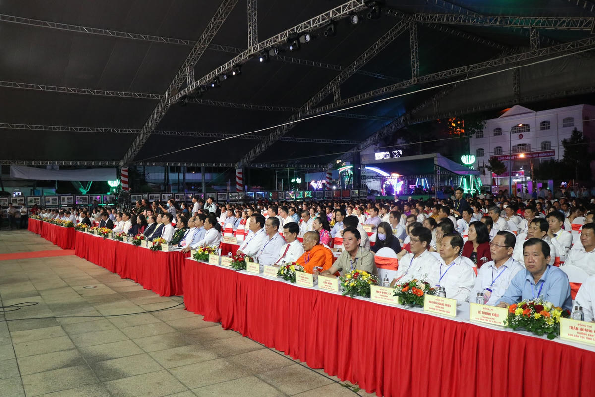 Đại biểu tham dự Lễ khai mạc.