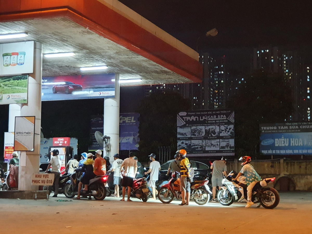 Theo dự đoán, giá dầu thế giới vẫn tiếp tục leo thang nên kỳ điều hành tới, do vậy, vào ngày mai, giá xăng có nguy cơ tăng mạnh theo giá xăng dầu thế giới. Mỗi lít xăng được dự báo tăng từ 350-850 đồng, khiến giá xăng RON 95 có khả năng vượt 31.000 đồng/lít.