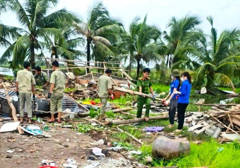 Lực lượng đoàn viên, dân quân tự vệ hỗ trợ dân khắc phục hậu quả giông lốc trên địa bàn huyện U Minh, tỉnh Cà Mau.