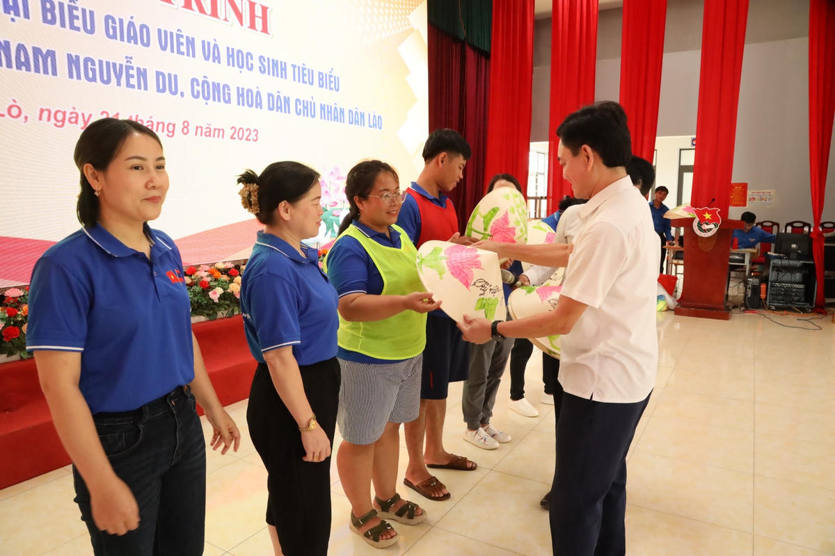 Kết thúc chương trình giao lưu, ông Trương Thiết Hùng, Phó Chủ tịch Uỷ ban MTTQ tỉnh Nghệ An đã trao quà lưu niệm cho các đại biểu, học sinh Trường song ngữ Lào - Việt Nam Nguyễn Du và các bạn Lưu học sinh Lào tại tỉnh Nghệ An. Ảnh: Điền Bắc.