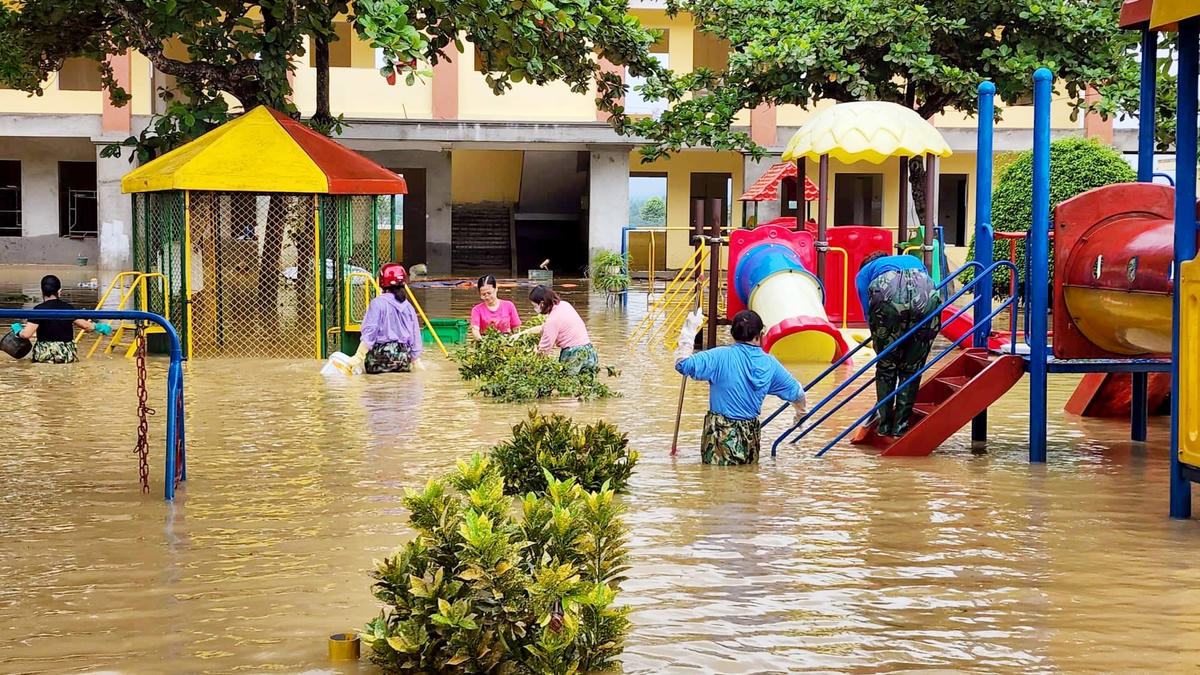 Hiện, có nhiều trường học nước còn ngập gần 1m, tuy nhiên, nhiều giáo viên, phụ huynh cùng các đoàn thể đã chủ động đến dọn vệ sinh, đảm bảo môi trường sạch đẹp chuẩn bị đón học sinh quay lại trường. 