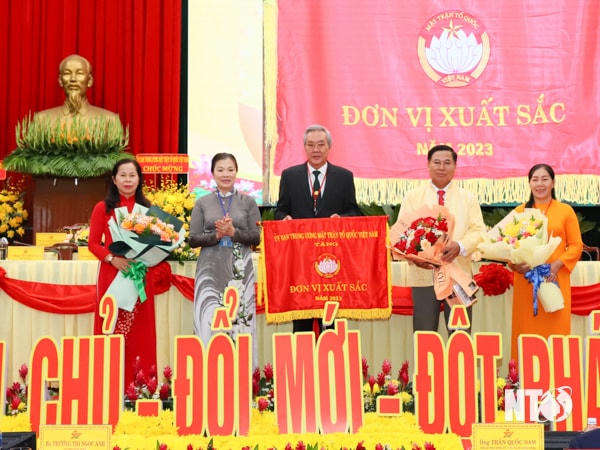 Bà Trương Thị Ngọc Ánh, Phó Chủ tịch Ủy ban Trung ương MTTQ Việt Nam trao Cờ thi đua của Ủy ban Trung ương MTTQ Việt Nam tặng cho Ủy ban MTTQ Việt Nam tỉnh. Ảnh: Văn Nỷ.