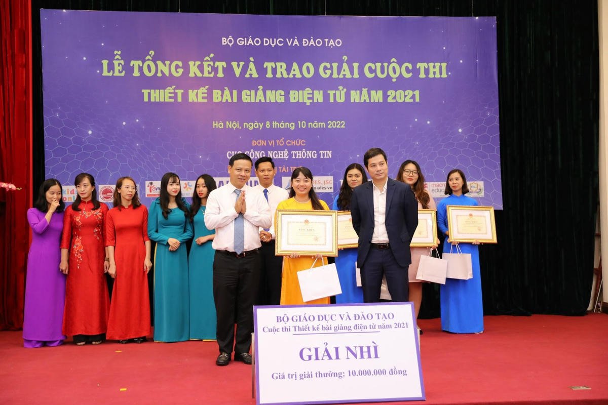 Ban tổ chức trao thưởng cho các giáo viên đoạt giải Nhì cuộc thi.