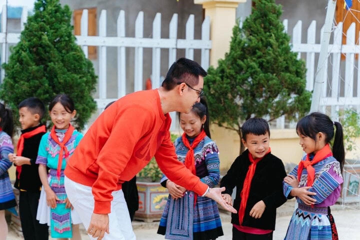 Nam ca sĩ bày tỏ tình cảm với các em nhỏ.