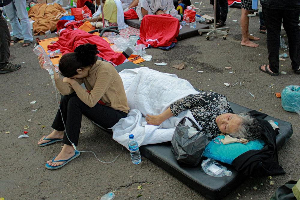 Các nạn nhân trong trận động đất. Ảnh: AP.