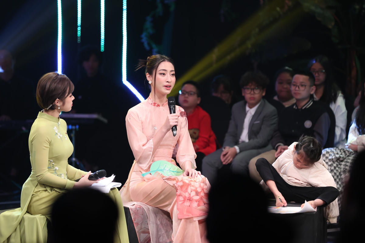 Lương Thuỳ Linh đong đầy nhiều cảm xúc khi lắng nghe những ước mơ bé nhỏ, giản đơn từ hai em nhỏ. 