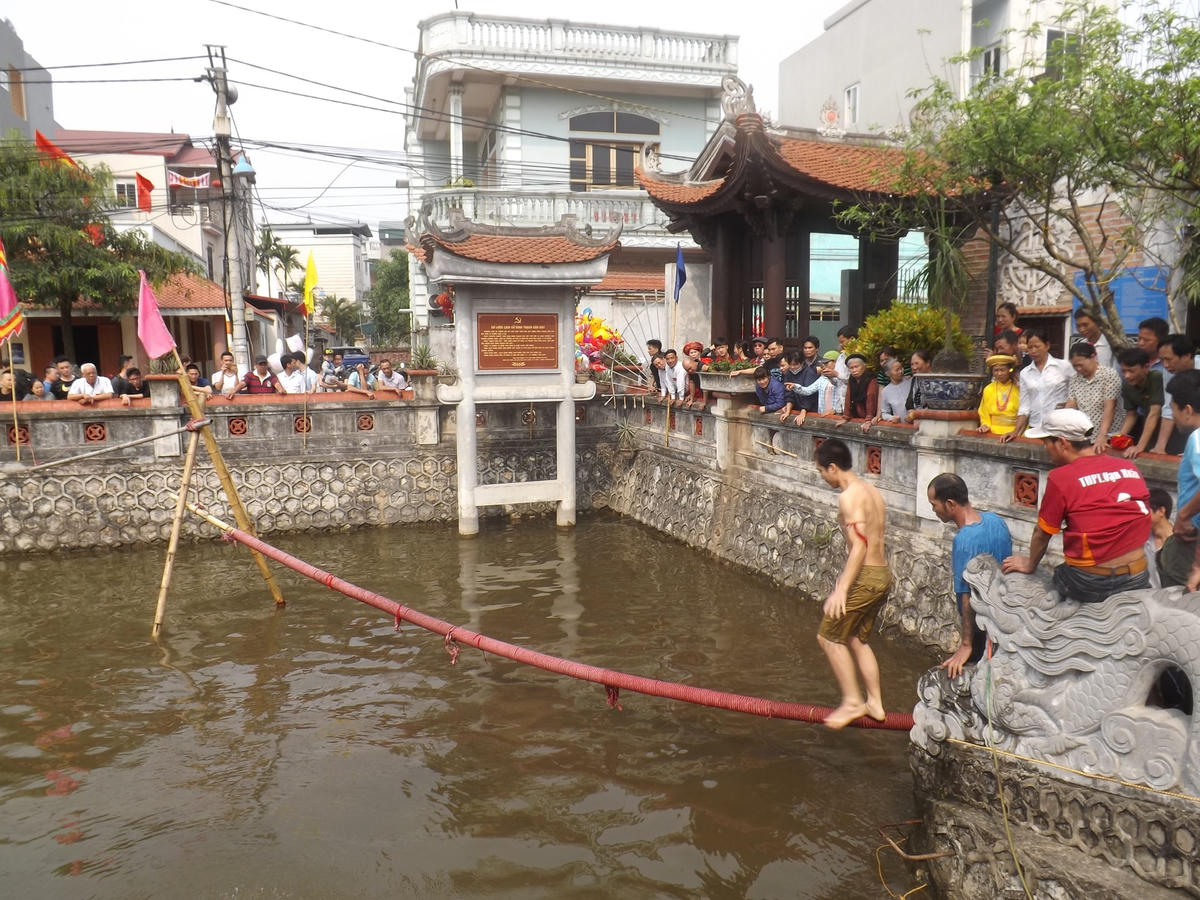 Trò đi cầu tre.