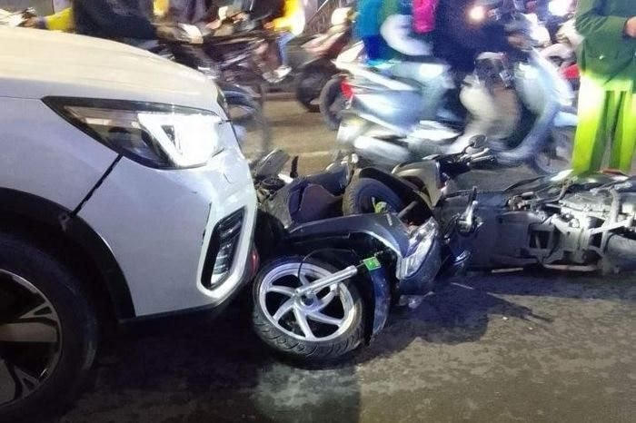Một trong nhiều xe máy bị chiếc ô tô đâm. Ảnh: Công Lý.