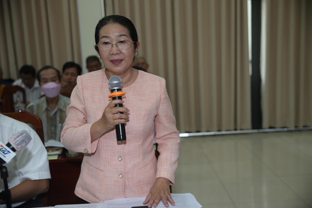 Bà Võ Thị Dung góp ý dự thảo Luật Đất đai (sửa đổi) tại hội nghị.