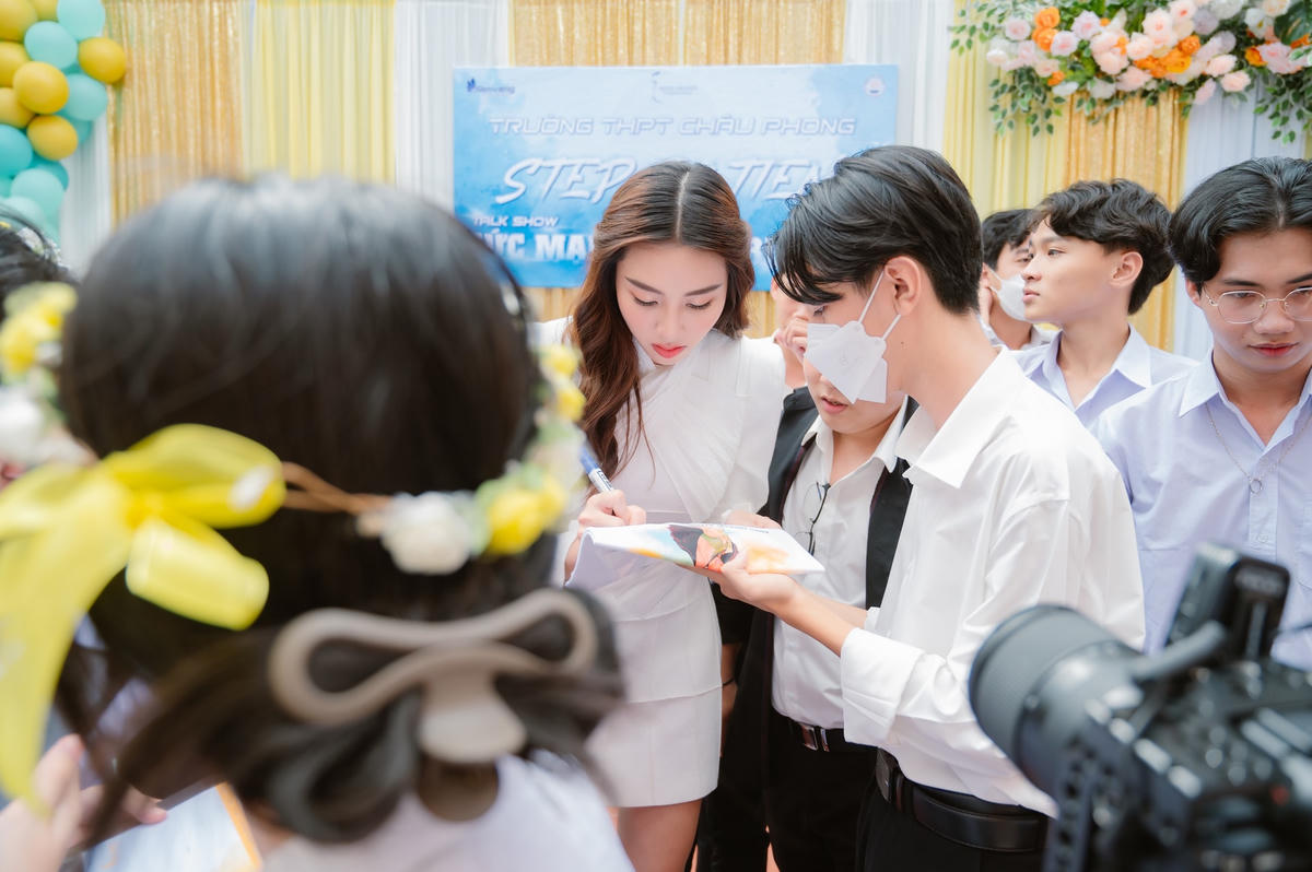 Thùy Tiên giao lưu với các bạn học sinh. 