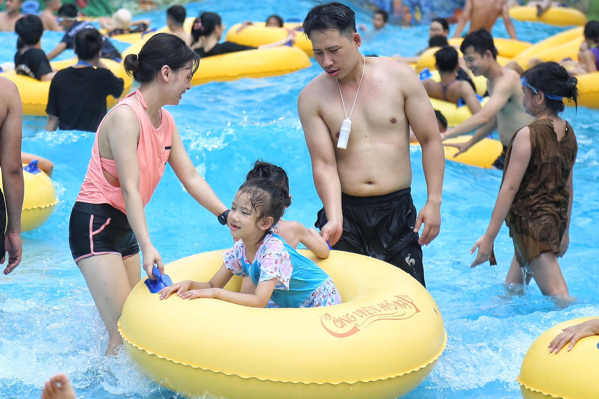 Anh Nguyễn Tùng người dân trú tại quận Tây Hồ, Hà Nội cho hay, thời tiết Hà Nội đợt này rất nóng nên cuối tuần anh đã cho gia đình đến công viên nước để vui chơi giải nhiệt.