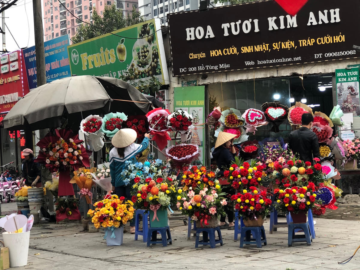 Tại số nhà 202 Hồ Tùng Mậu hàng chục giỏ hoa được bày bán tràn lan trên vỉa hè không còn lối đi cho người đi bộ.