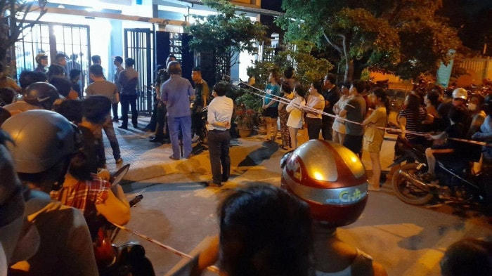 Người dân ở đường Hòa Liên 4, xã Hòa Liên theo dõi vụ việc đau lòng.