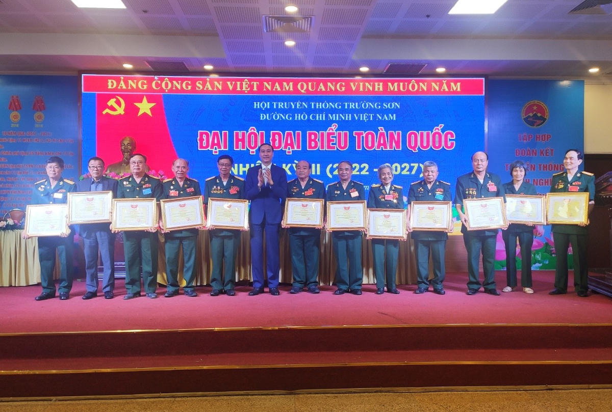 Phó Chủ tịch Phùng Khánh Tài trao Bằng khen của UBTƯ MTTQ Việt Nam cho các tập thể, cá nhân có thành tích xuất sắc trong xây dựng khối đại đoàn kết toàn dân tộc giai đoạn 2016-2021.