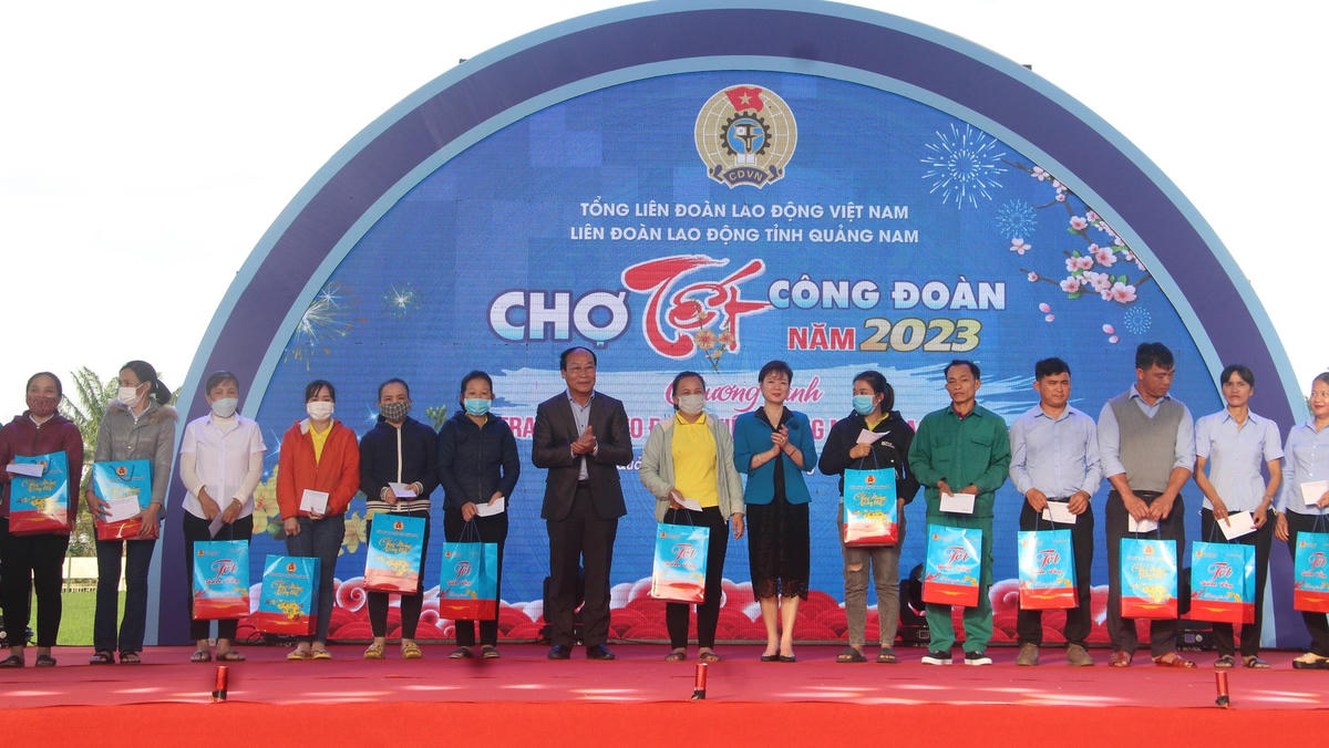 Lãnh đạo UB MTTQ Việt Nam tỉnh Quảng Nam tặng quà cho người lao động.  