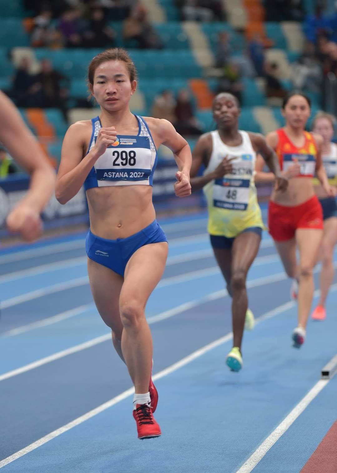 Nguyễn Thị Oanh trên đường chạy chung kết 1.500 m nữ.