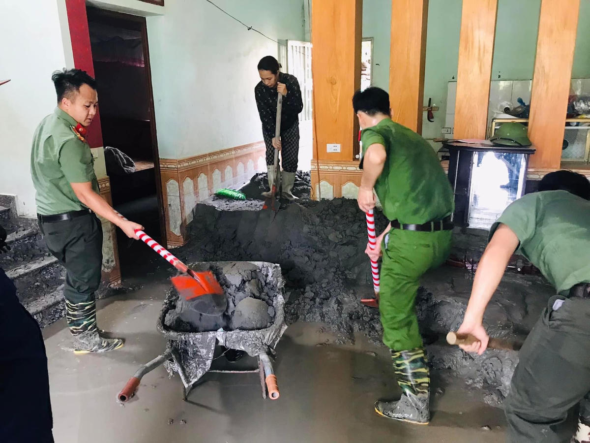 Công an TP Lào Cai hỗ trợ dân Tả Phời khắc phục hậu quả lũ bùn do vỡ đập chứa thải đuôi quặng.