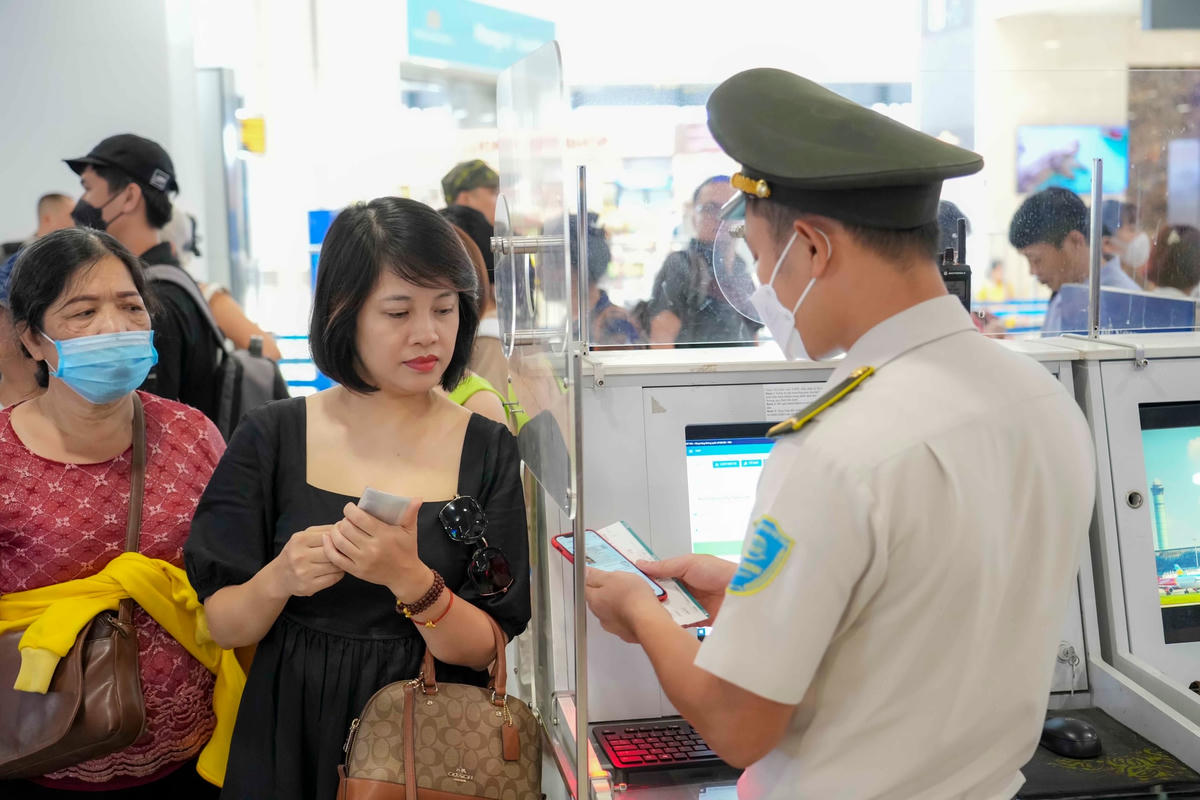 Nhiều hành khách sử dụng VNeID làm thủ tục đi máy bay trong ngày đầu triển khai