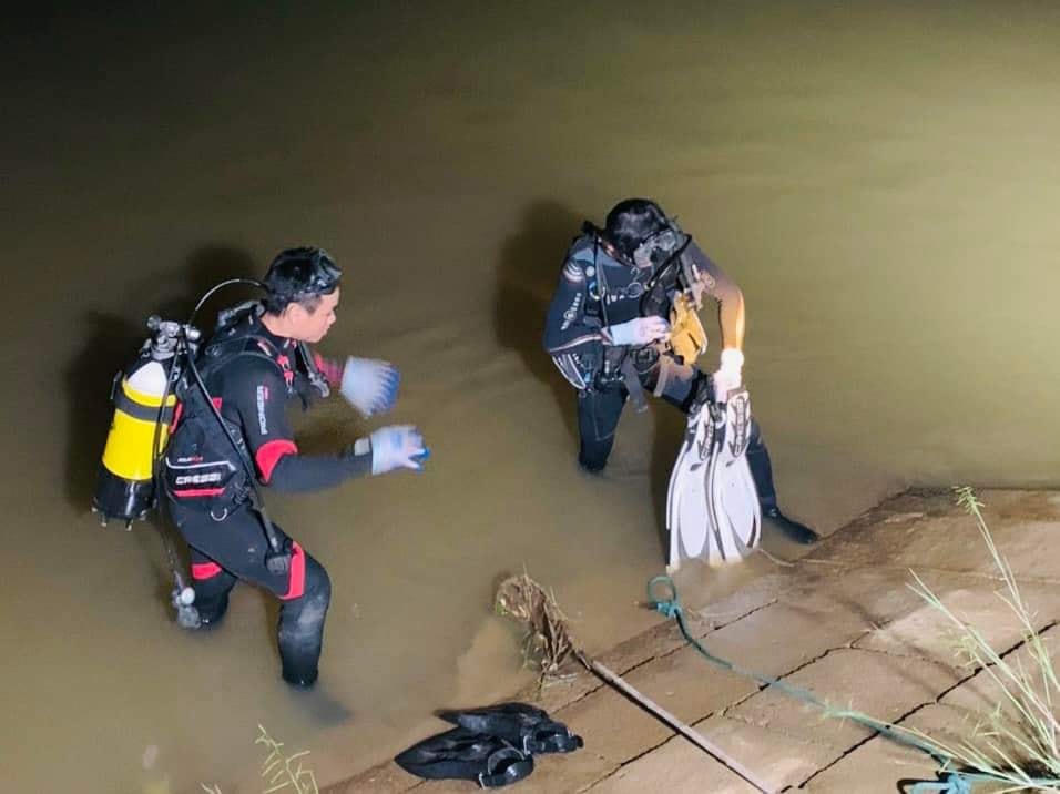 Lực lượng chức năng triển khai công tác tìm kiếm nạn nhân, trục vớt phương tiện. Ảnh: Phòng Cảnh sát PCCC và CNCH.