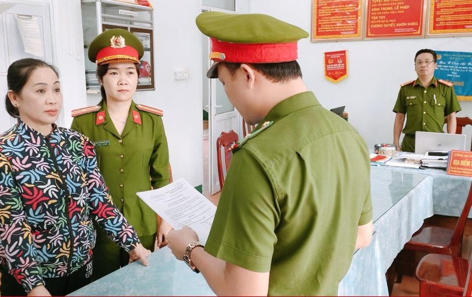 Lực lượng Công an đọc quyết định bắt đối tượng Nguyễn Thị Kim Phượng.