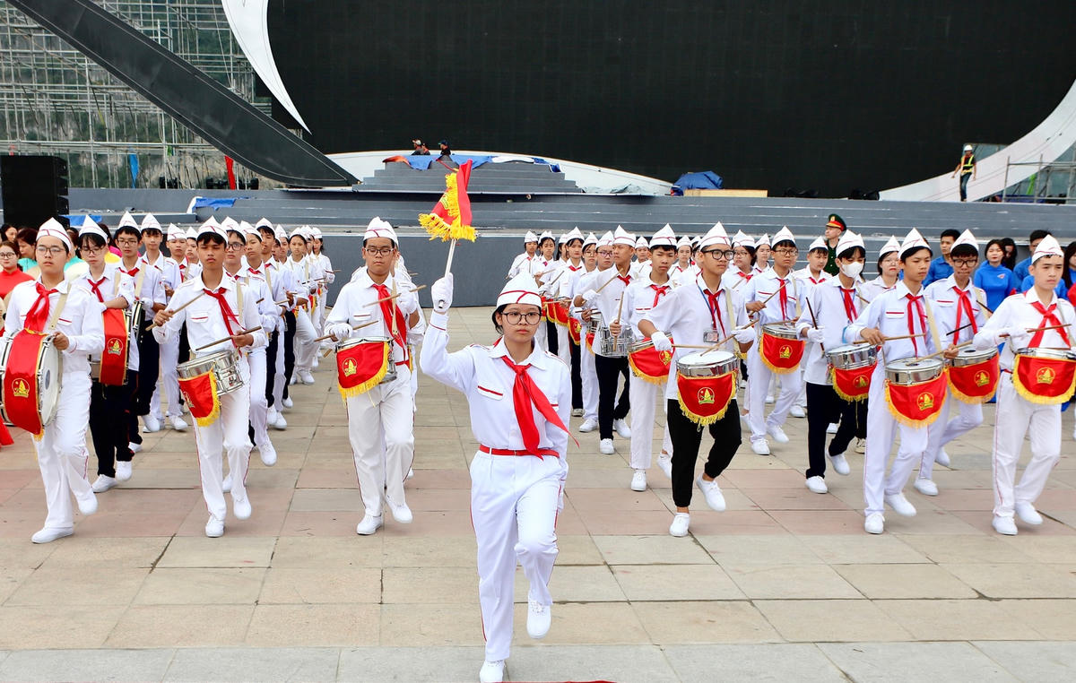 Khi được tham gia hoạt động diễu hành trong Lễ kỷ niệm 60 năm Ngày thành lập tỉnh, các em học sinh đều vô cùng hào hứng và tích cực luyện tập. 