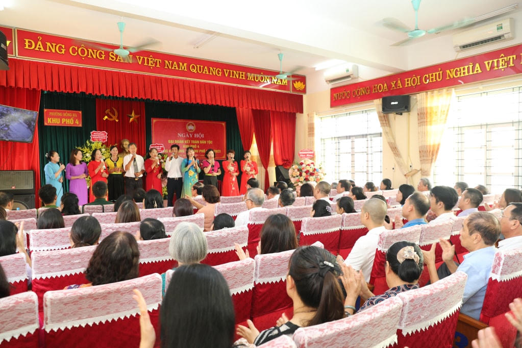 Nhân dân khu 4 (phường Hồng Hà, TP Hạ Long) trong Ngày hội Đại đoàn kết toàn dân tộc.
