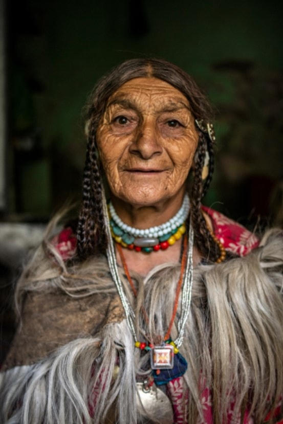 Những bộ trang phục rực rỡ sắc màu của tộc người Brogpas. Ảnh: VICE.