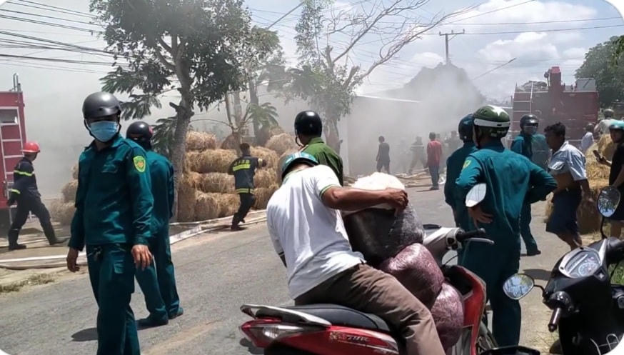 Đám cháy nhà kho chứa rơm nhà ông Phol.