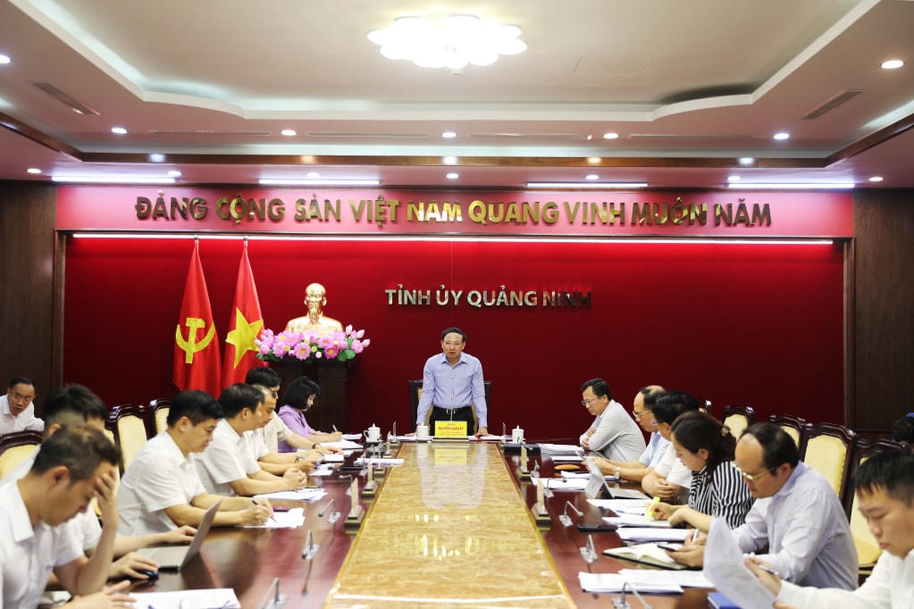 Ngày 5/6, Thường trực Tỉnh ủy Quảng Ninh họp, nghe báo cáo và chỉ đạo các giải pháp nhằm giảm thiểu thiệt hại khi bắt buộc phải thực hiện cắt điện luân phiên. Ảnh: QMG
