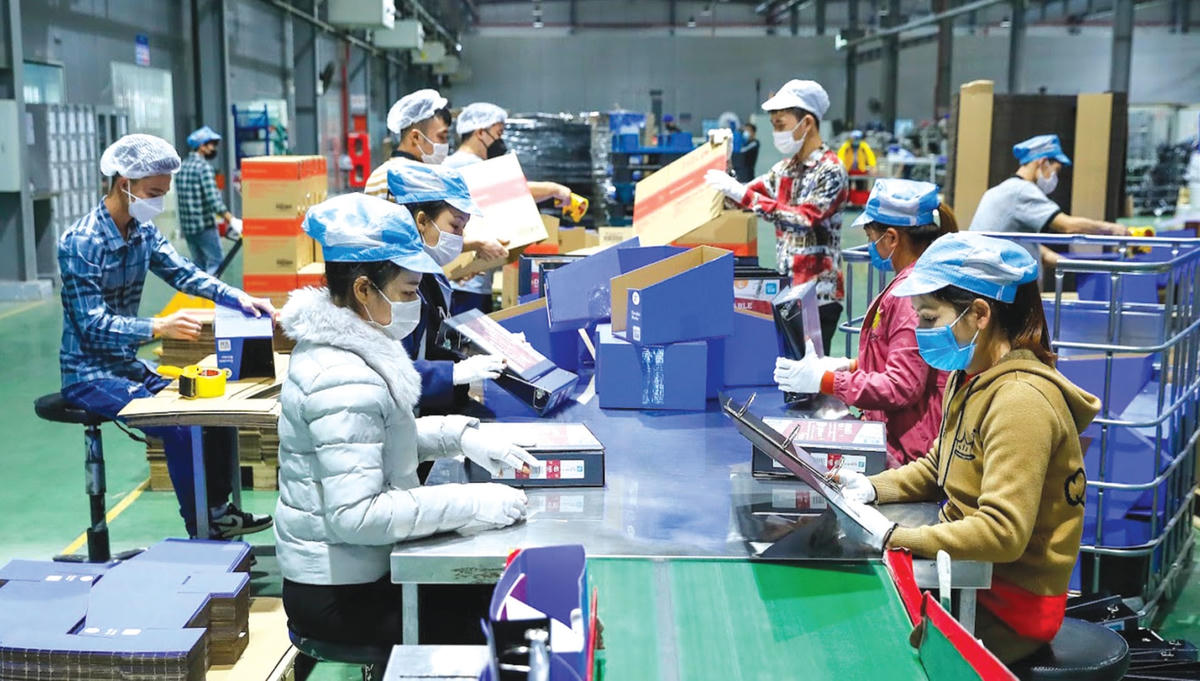 Doanh nghiệp vẫn gia tăng sản xuất trong bối cảnh nhiều thách thức. Ảnh: Quang Vinh.