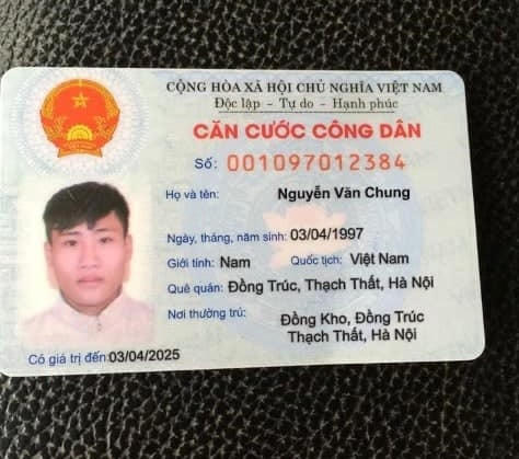 Tấm thẻ căn cước công dân giả được đối tượng lừa đảo gửi cho khách hàng với đầy những vết tẩy xóa nếu để ý kỹ và đem ra đối chiếu sẽ nhận thấy.