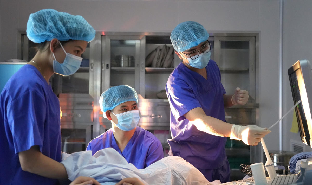 Bác sĩ Hưởng thực hiện chuyển phôi cho bệnh nhân.