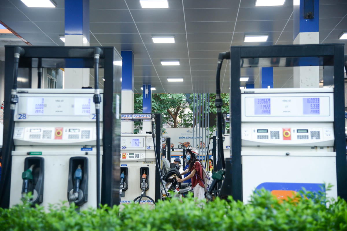 Với tâm lý sợ giá xăng sẽ tiếp tục lên cao, nhiều người dân đã đi đổ xăng ngay từ khi biết tin xăng mới lên giá.