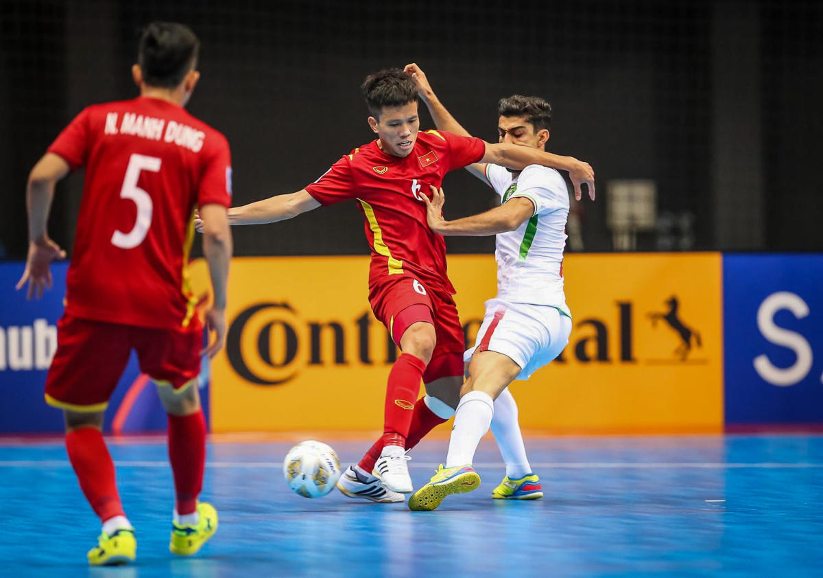 Các cầu thủ futsal Việt Nam nỗ lực tìm kiếm bàn thắng. Ảnh: VFF.