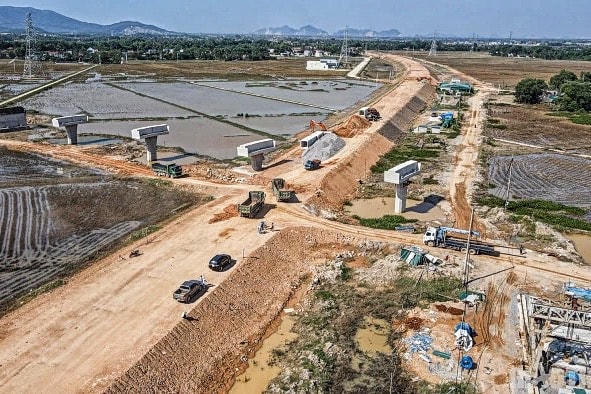 Sau gần 1 năm khởi công dự án cao tốc Bắc-Nam giai đoạn 2, diện tích mặt bằng đã bàn giao đến nay đạt hơn 670 km, đạt hơn 93%. Ảnh minh hoạ.