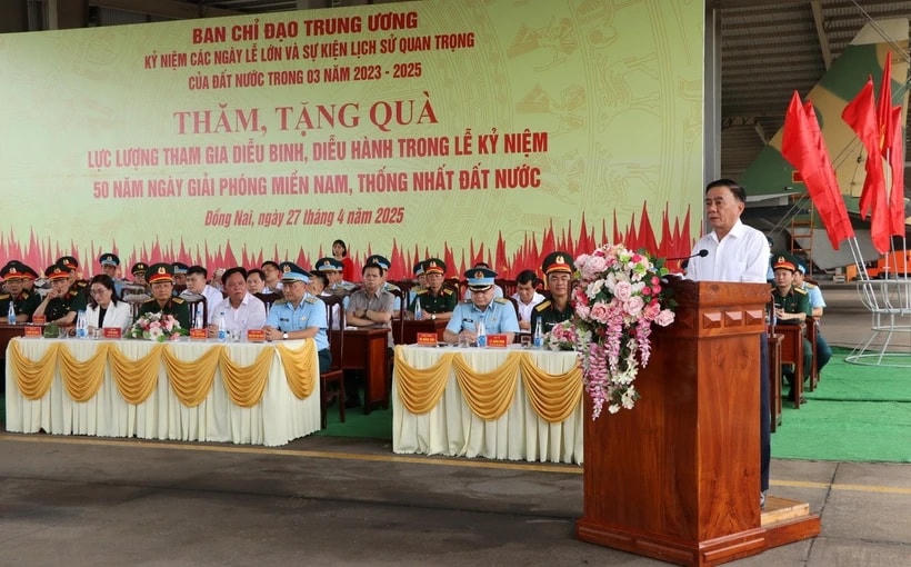Thường trực Ban Bí thư Trần Cẩm Tú phát biểu chúc mừng, thăm hỏi, động viên các khối tham gia diễu binh, diễu hành đang luyện tập tại Trung đoàn Không quân 935. (Ảnh: Sỹ Tuyên/TTXVN)