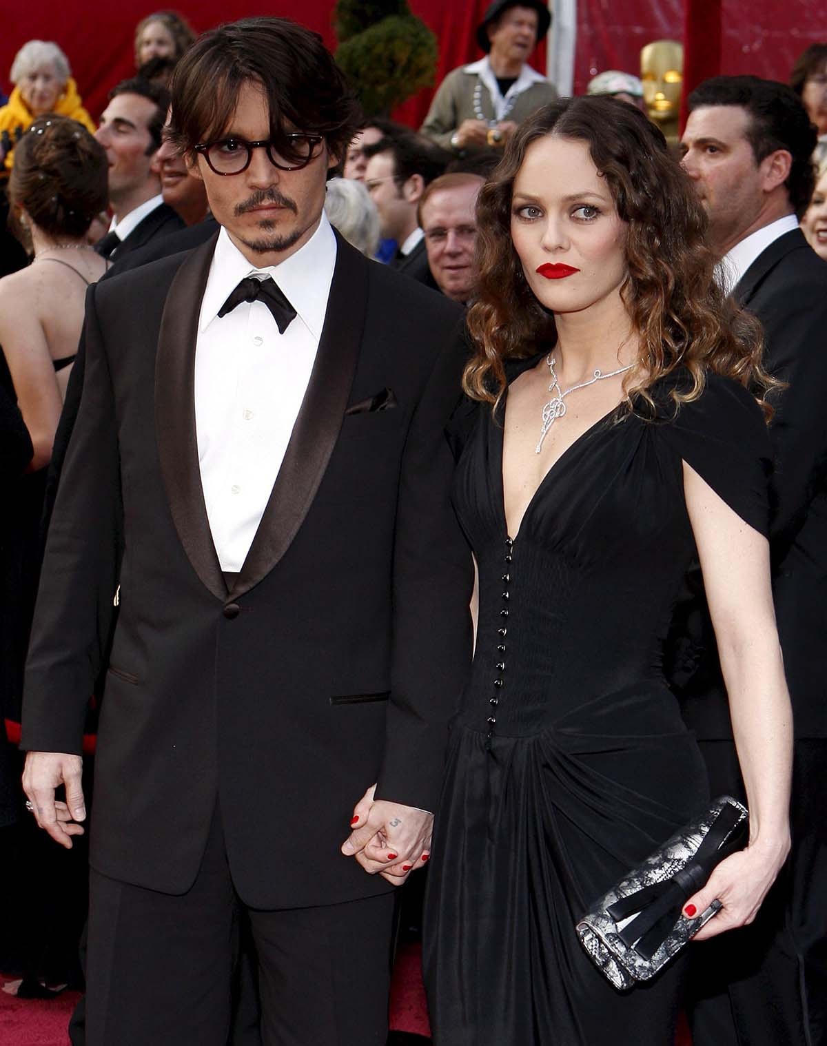 Vanessa Paradis luôn nhắc đến Johnny Depp là người bạn đời, người cha tuyệt vời, khác xa những gì Amber Heard tố cáo. 