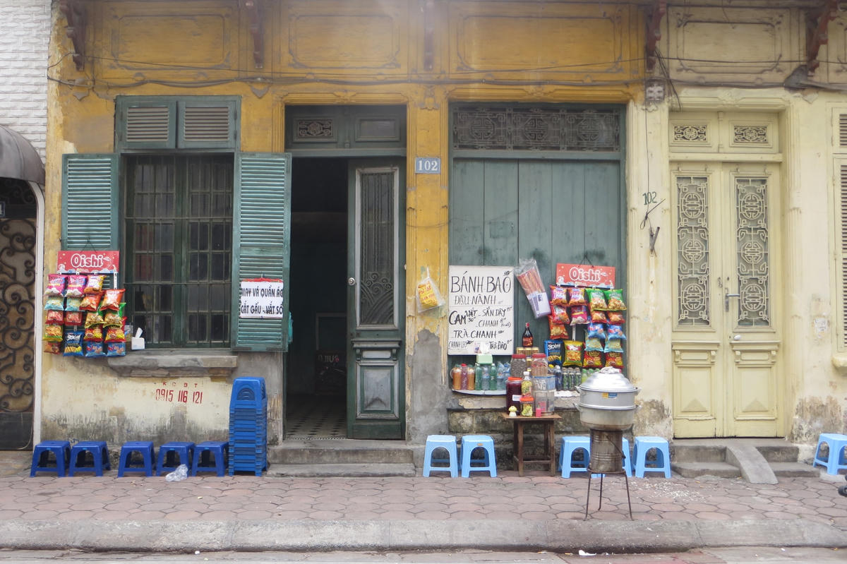 Quán nhỏ thân thương trước ngôi nhà cổ.  