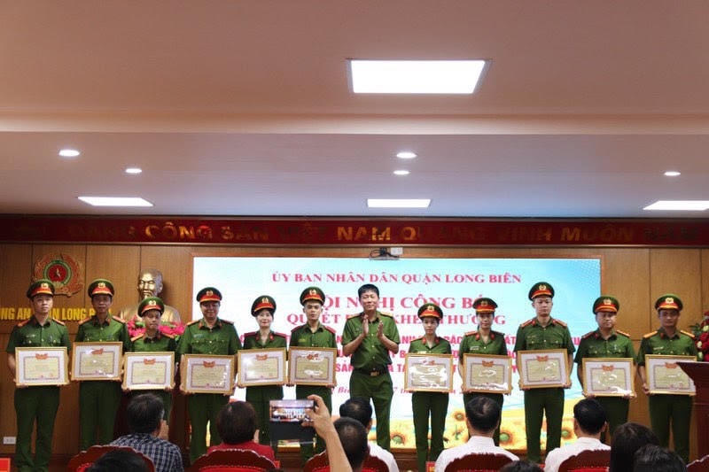 Đại tá Hứa Việt Hưng trao thưởng các tập thể, cá nhân lập thành tích xuất sắc.