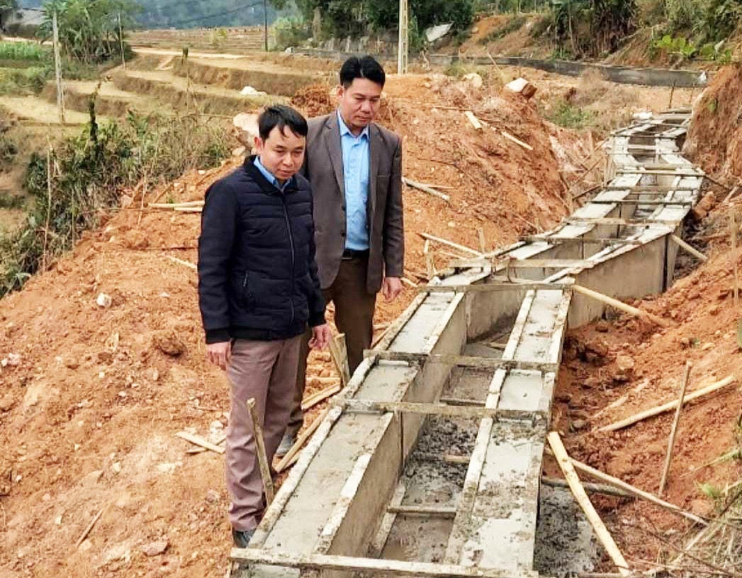 Thành viên Ban Giám sát đầu tư của cộng đồng xã Mỹ Thành (huyện Lạc Sơn, Hòa Bình) giám sát quá trình thi công kênh mương tại xóm Đồi Cả. Ảnh: BHB.