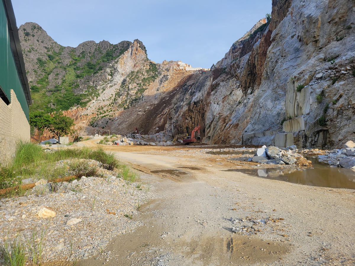 Trong 3 ngày 23, 24, 25/8, phía mỏ đá Hương Xuân đang dùng đất sẵn có tại mỏ để san lấp khu vực hiện trường xảy ra vụ chết người.