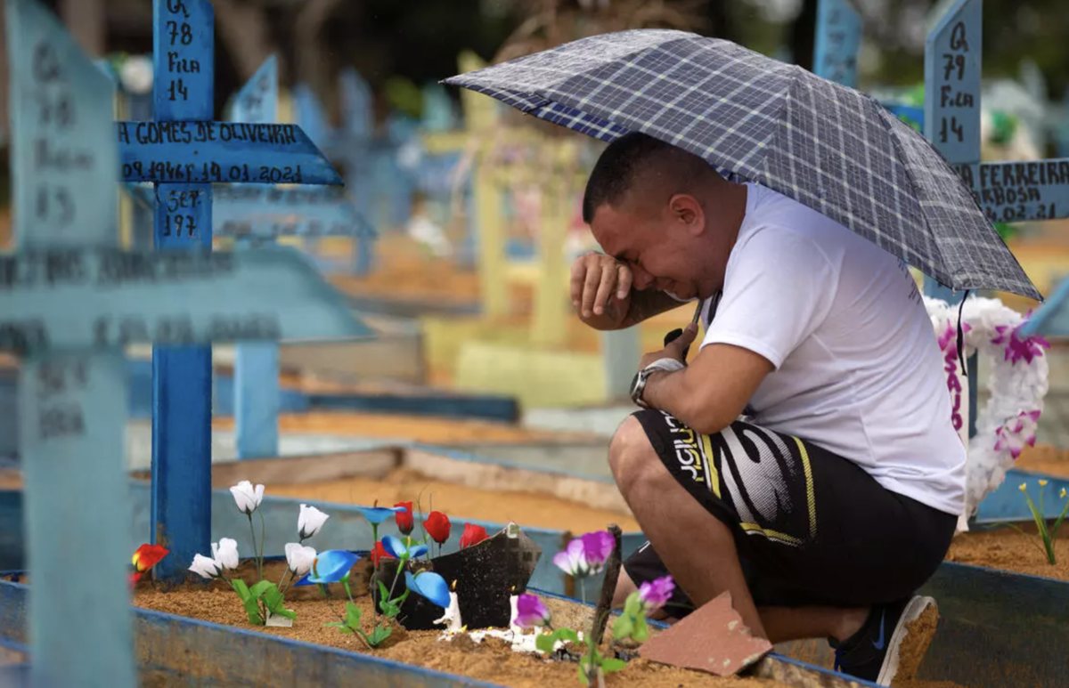 Nỗi đau của một người đàn ông Brazil khi người thân ra đi vì Covid-19. Ảnh: Reuters.  