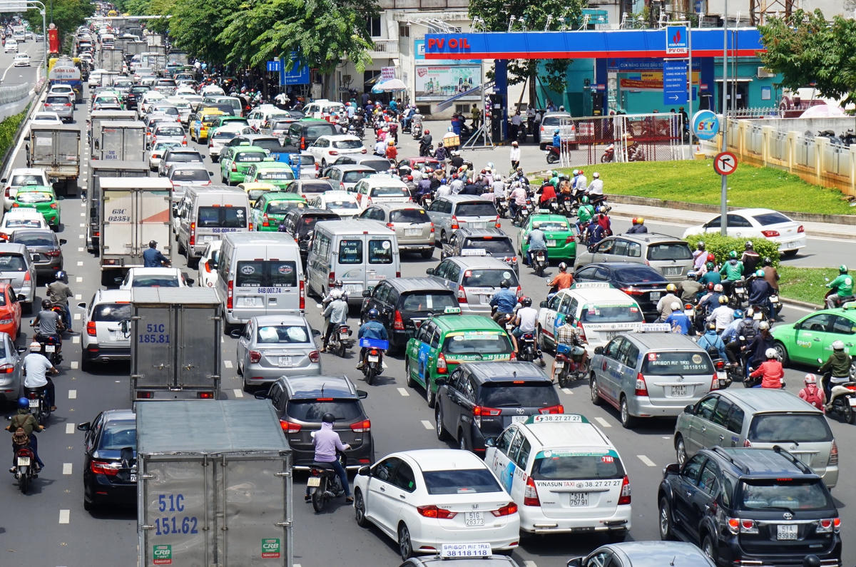 Khu vực sân bay Tân Sơn Nhất liên tục ùn tắc, kẹt xe.