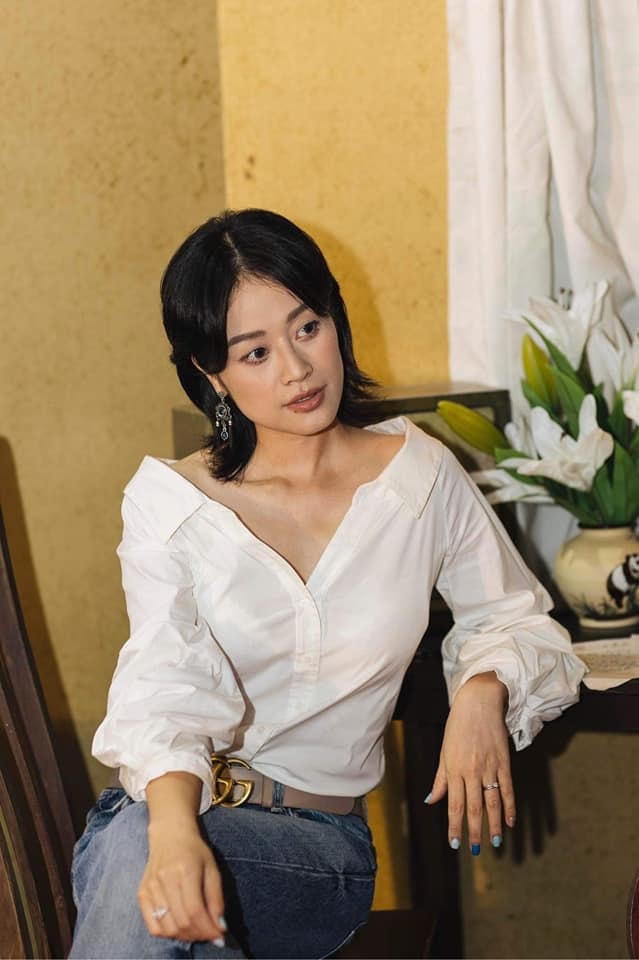 Trong bộ ảnh mới, MC Phí Linh khiến người hâm mộ ngỡ ngàng vì kiểu tóc Mutlet nữ.