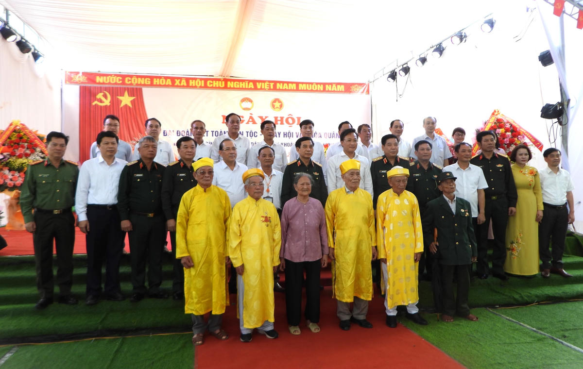 Đại tướng Phan Văn Giang và các đại biểu chụp ảnh lưu niệm với cấp ủy, chính quyền địa phương và bà con nhân dân thôn Bình Dân.