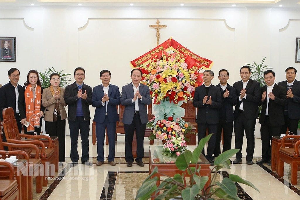 Phó Chủ tịch - Tổng Thư ký Ủy ban Trung ương MTTQ Việt Nam Lê Tiến Châu cùng đoàn công tác chúc mừng Tòa Giám mục Giáo phận Phát Diệm nhân dịp chuẩn bị đón mừng Lễ Giáng sinh năm 2022.